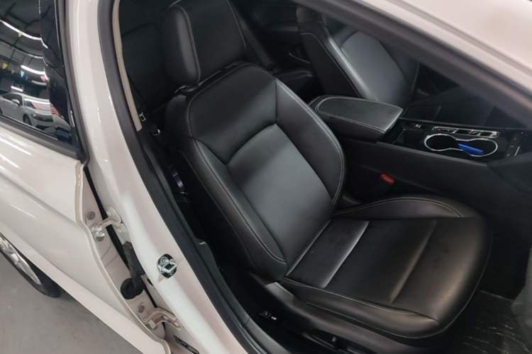 Used Buick Regal 2024 25T Deluxe Edition Right Front Seat