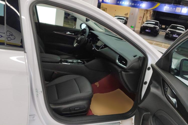 Used Buick Regal 2024 28T Luxury Edition Right Front Seat