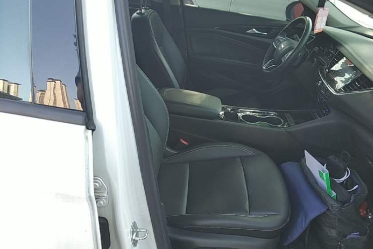 Used Buick Regal 2024 25T Deluxe Edition Right Front Seat