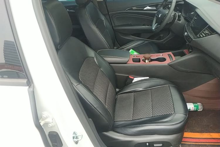 Used Buick Regal 2024 25T Deluxe Edition Right Front Seat