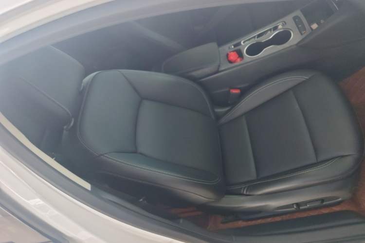 Used Buick Regal 2024 25T Deluxe Edition Right Front Seat
