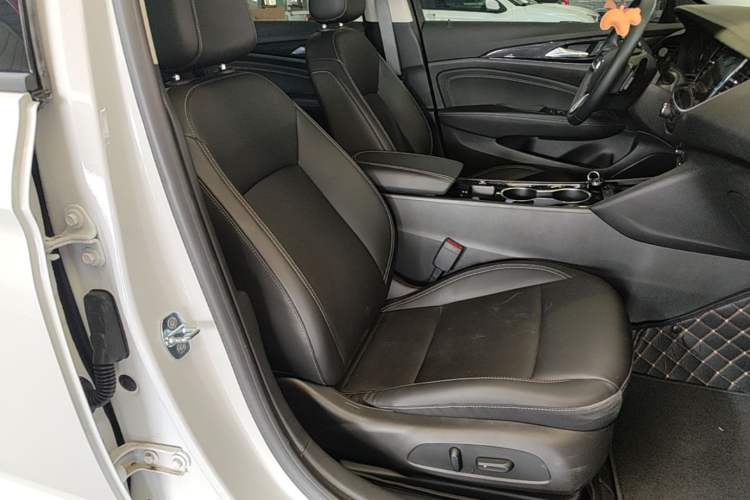 Used Buick Regal 2024 25T Deluxe Edition Right Front Seat