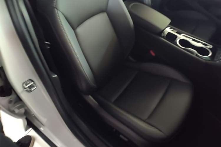 Used Buick Regal 2024 25T Deluxe Edition Right Front Seat