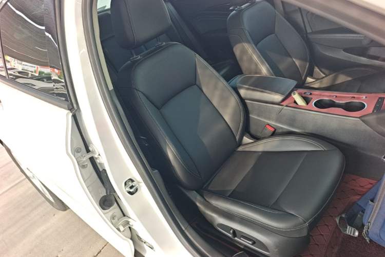 Used Buick Regal 2024 25T Deluxe Edition Right Front Seat