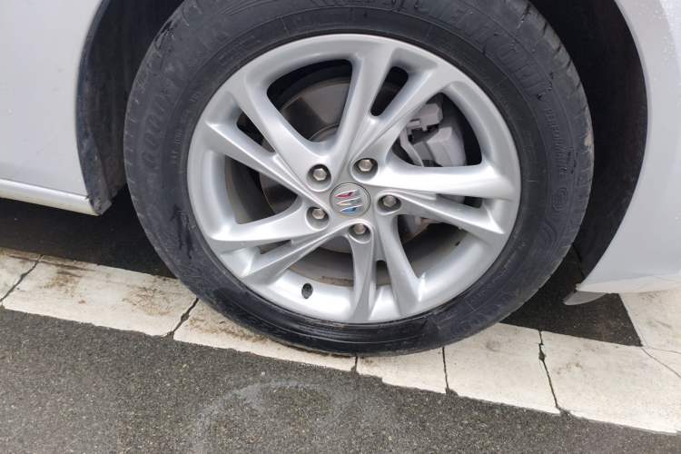 Used Buick Regal 2024 25T Deluxe Edition Right Front Wheel Hub