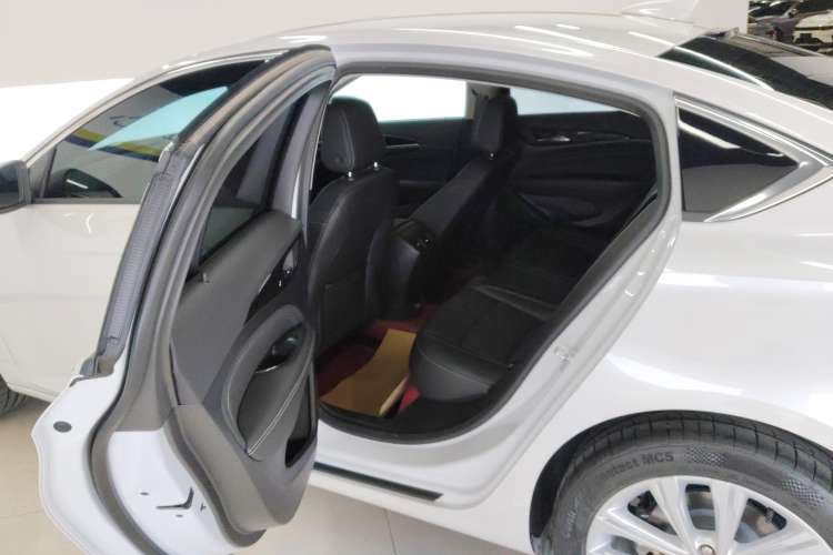 Used Buick Regal 2024 28T Luxury Edition Right Rear Seat