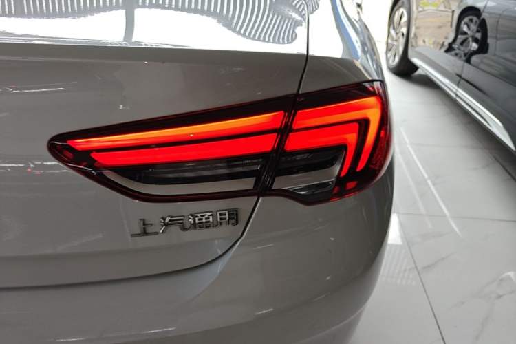 Used Buick Regal 2024 28T Luxury Edition Right Rear Taillight
