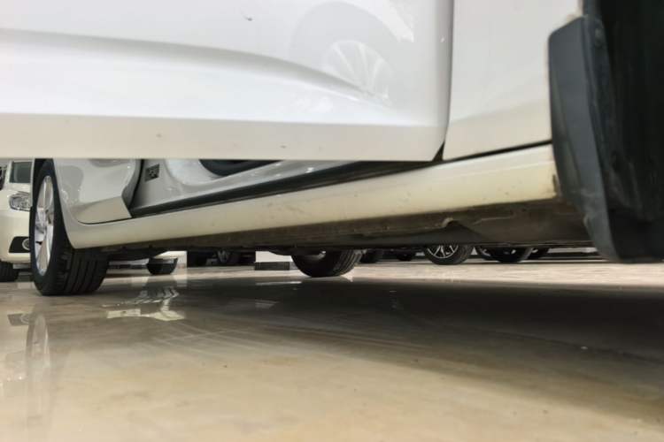 Used Buick Regal 2024 25T Deluxe Edition Right Side Sill