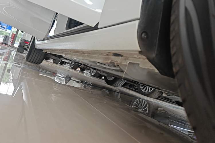 Used Buick Regal 2024 Revised 25T Ultra-Comfort Edition Right Side Sill