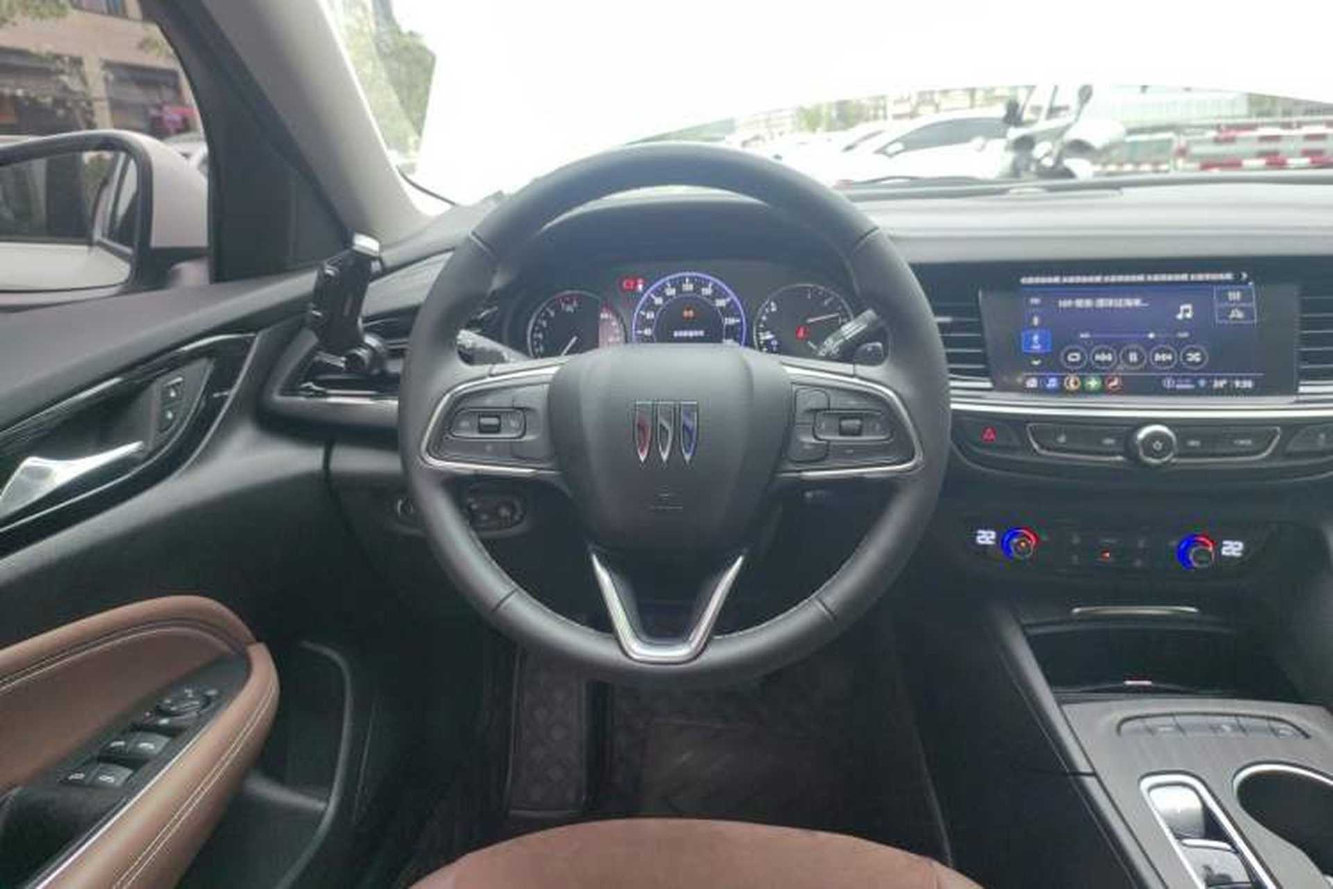 Used Buick Regal 2024 28T Luxury Edition Steering Wheel