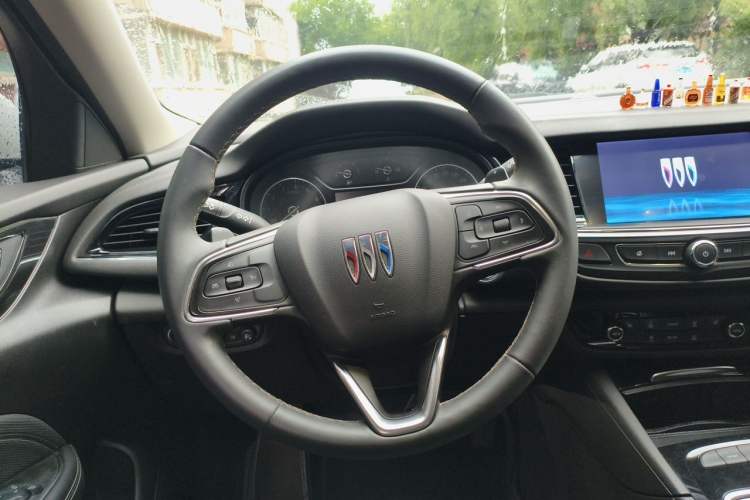 Used Buick Regal 2024 25T Deluxe Edition Steering Wheel