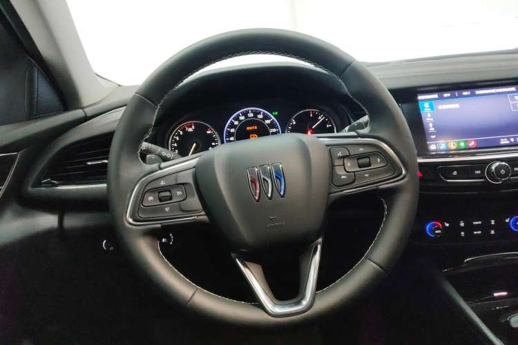 Used Buick Regal 2024 28T Luxury Edition Steering Wheel