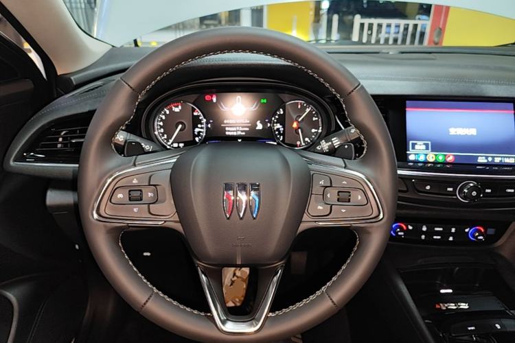 Used Buick Regal 2024 28T Luxury Edition Steering Wheel