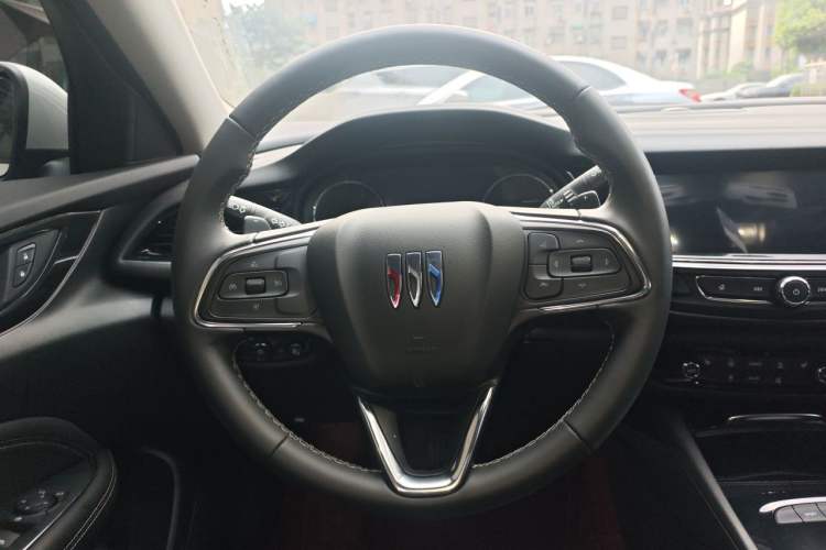 Used Buick Regal 2024 28T Luxury Edition Steering Wheel