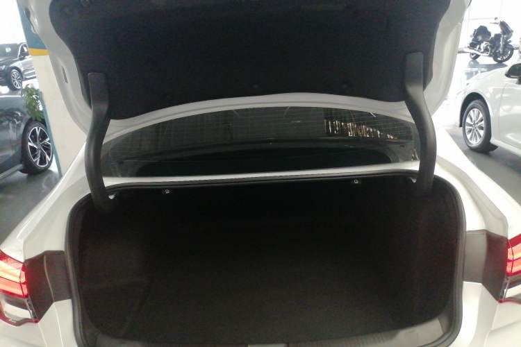 Used Buick Regal 2024 25T Deluxe Edition Trunk