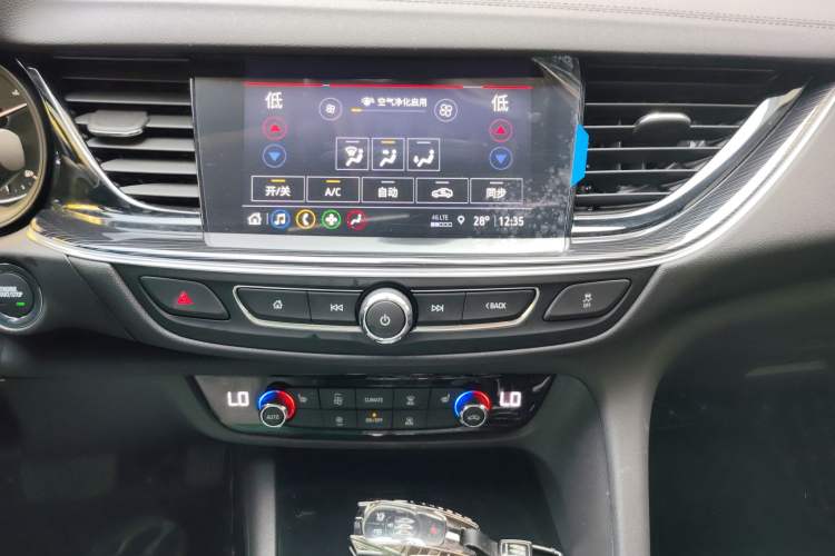 Used Buick Regal 2025 Model 28T Long-Range Enjoyment Edition Audio And AC Panel