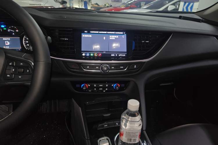 Used Buick Regal 2025 Model 25T Ultra-Enjoyment Edition Audio And AC Panel