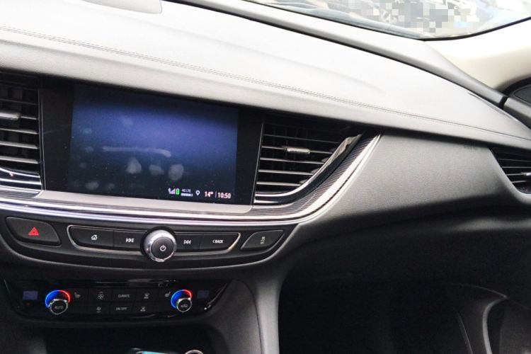 Used Buick Regal 2025 Model 28T Long-Range Enjoyment Edition Audio And AC Panel