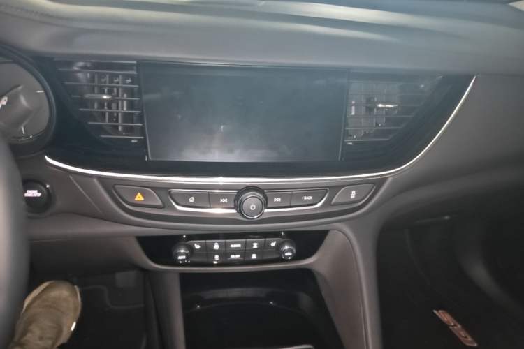 Used Buick Regal 2025 Model 28T Long-Range Enjoyment Edition Audio And AC Panel