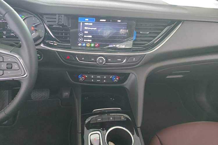 Used Buick Regal 2025 Model 28T Long-Range Enjoyment Edition Audio And AC Panel