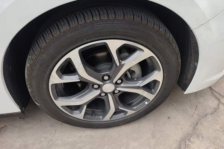 Used Buick VELITE 5 2017 Urban Extended-Range Model Right Front Wheel Hub