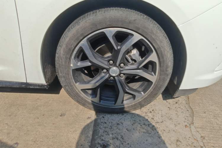 Used Buick VELITE 5 2017 Urban Extended-Range Model Right Front Wheel Hub