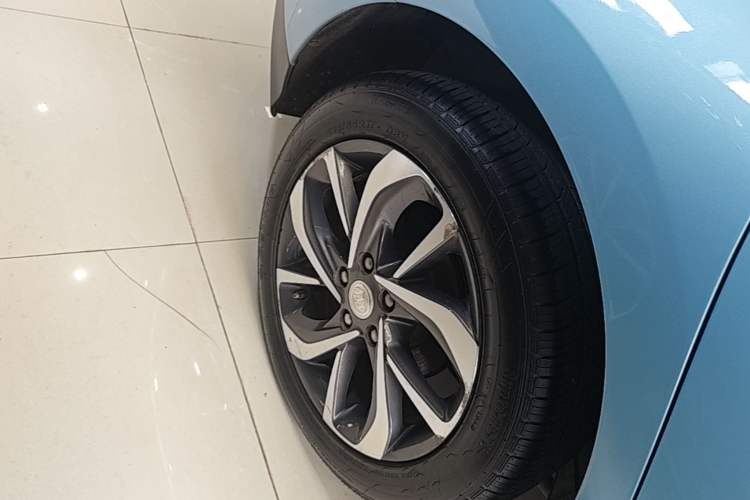Used Buick Velite 6 2019 Connected Fashion Model Exterior 5