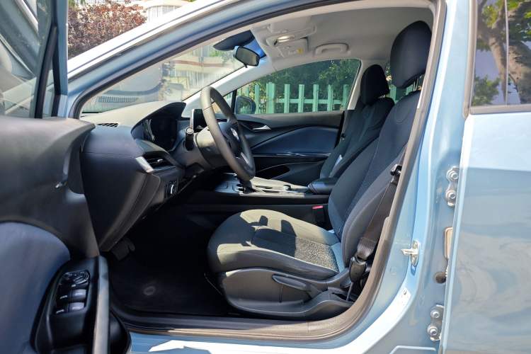 Used Buick Velite 6 2019 Connected Fashion Model Interior 3