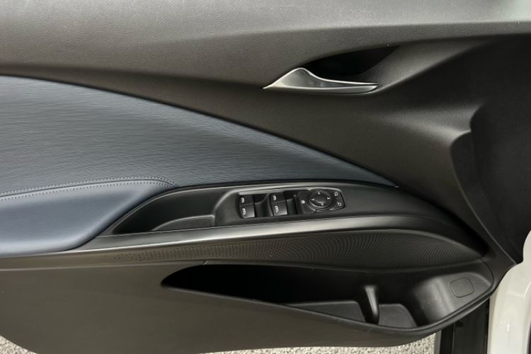 Used Buick Velite 6 2019 Connected Fashion Model Interior 3