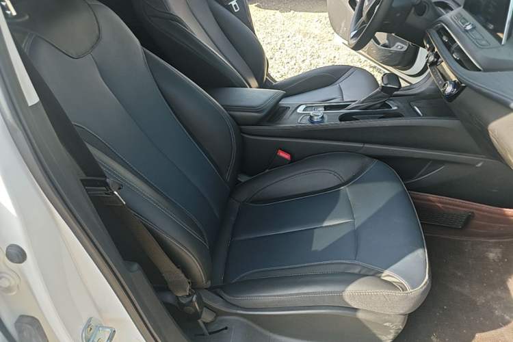 Used Buick Velite 6 2022 Plug-in Hybrid Connected & Shared Model Right Front Seat