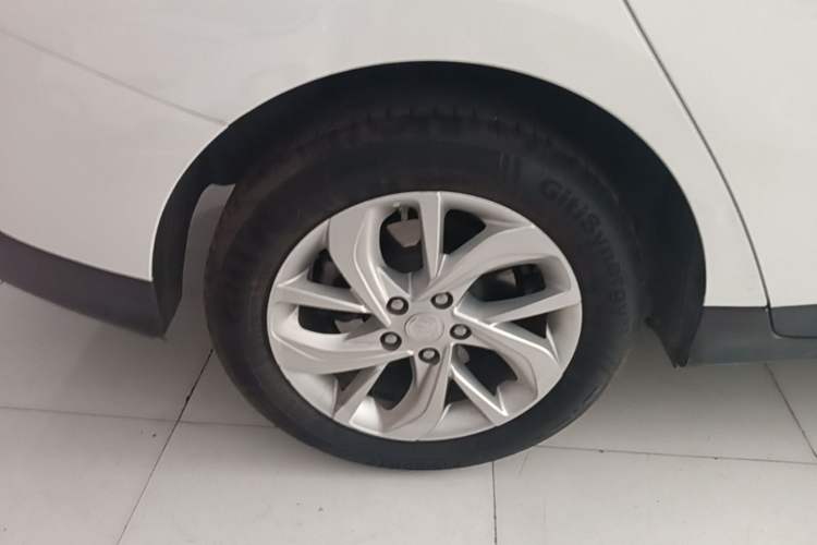 Used Buick Velite 6 2022 Connected & Shared PLUS Right Rear Wheel Hub