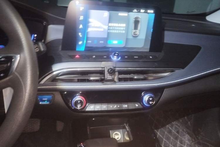 Used Buick Velite 6 2023 Revised Version 430 km Range – Commuter Edition Audio And AC Panel