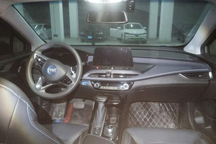 Used Buick Velite 6 2023 Revised Version 430 km Range – Commuter Edition Center Console