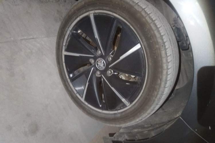 Used Buick Velite 6 2023 Revised Version 430 km Range – Commuter Edition Right Front Wheel Hub