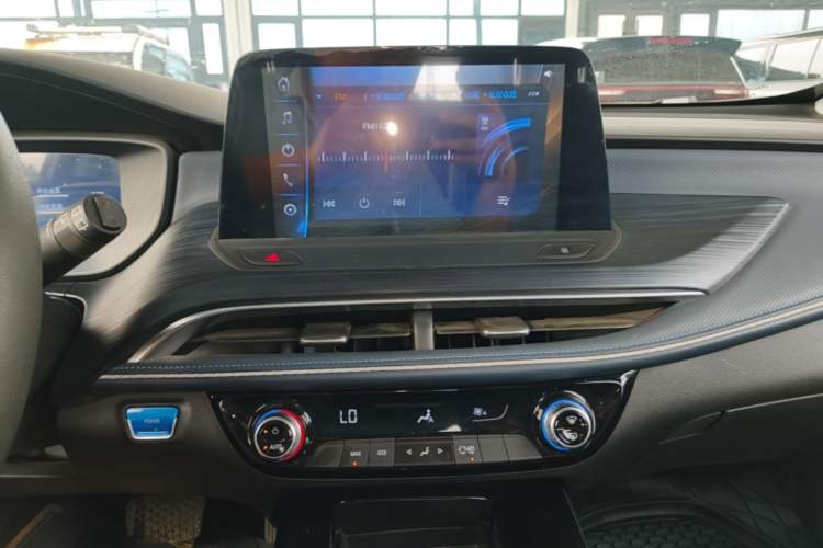 Used Buick Velite 6 2023 Revised Version 430 km Range – Commuter Edition Audio And AC Panel