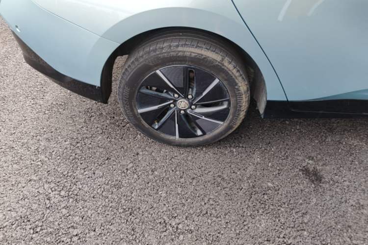 Used Buick Velite 6 2023 Revised Version 430 km Range – Commuter Edition Right Rear Wheel Hub