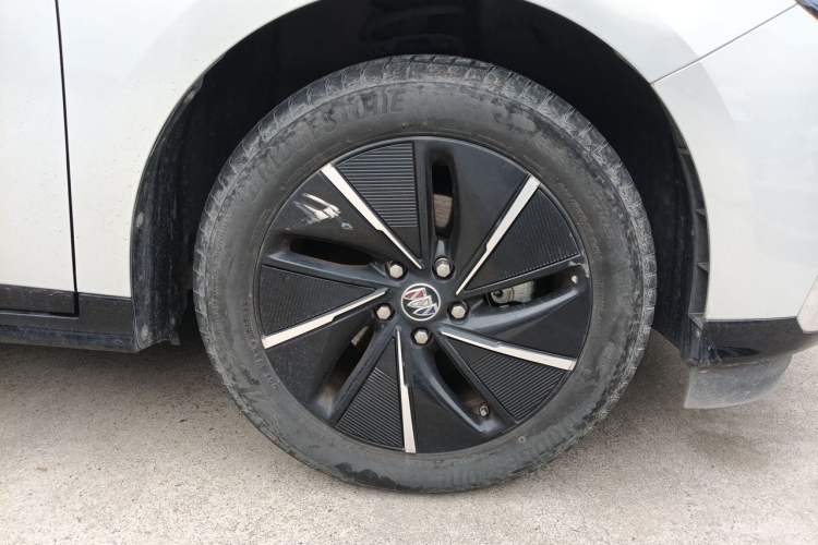Used Buick Velite 6 2023 Revised Version 430 km Range – Commuter Edition Right Front Wheel Hub