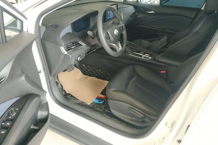 Used Buick Velite 6 2023 Revised Version 430 km Range – Commuter Edition Driver Seat