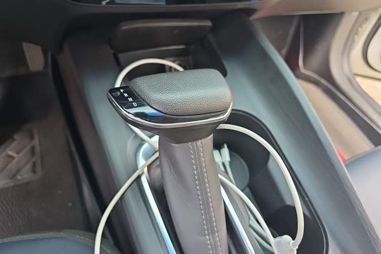 Used Buick Velite 6 2023 Revised Version 430 km Range – Commuter Edition Gear Lever