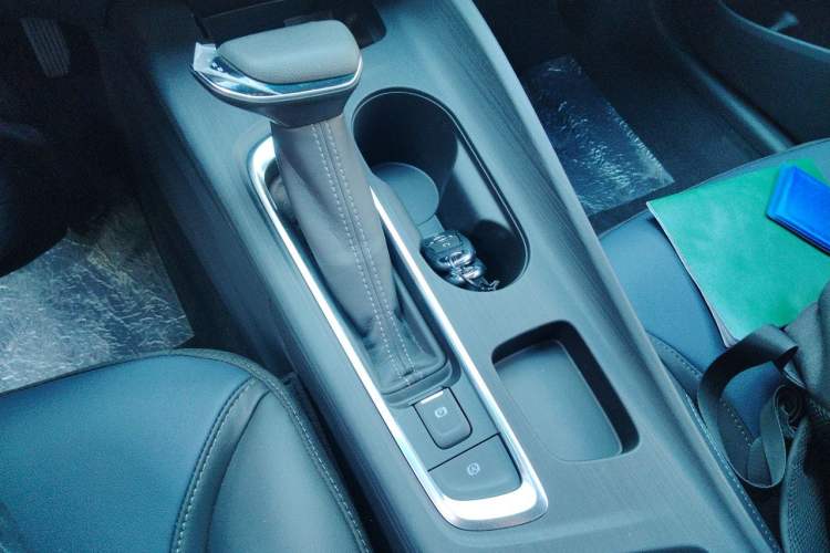 Used Buick Velite 6 2023 Revised Version 430 km Range – Commuter Edition Gear Lever