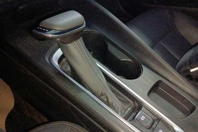 Used Buick Velite 6 2023 Revised Version 430 km Range – Commuter Edition Gear Lever