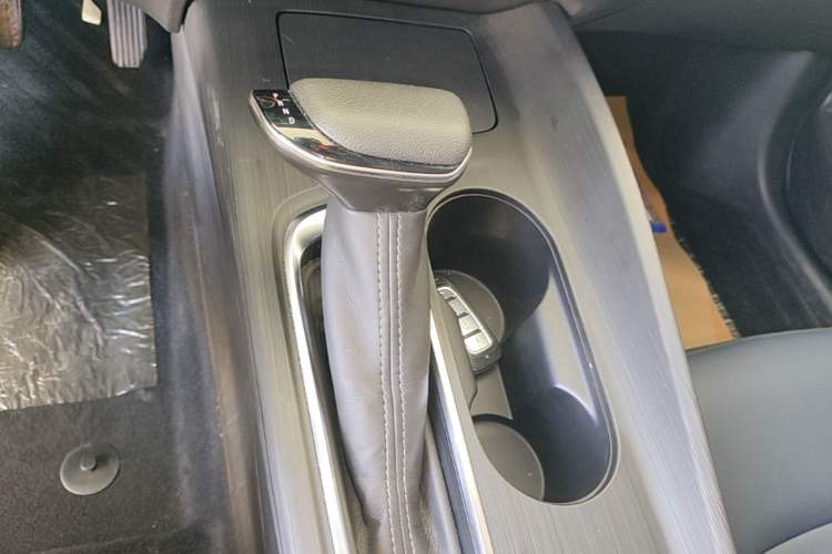 Used Buick Velite 6 2023 Revised Version 430 km Range – Commuter Edition Gear Lever