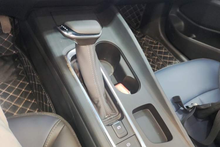 Used Buick Velite 6 2023 Revised Version 430 km Range – Commuter Edition Gear Lever