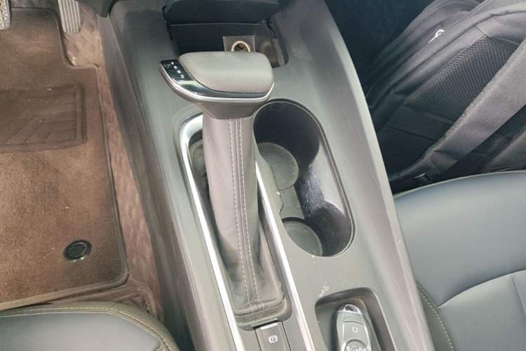 Used Buick Velite 6 2023 Revised Version 430 km Range – Commuter Edition Gear Lever