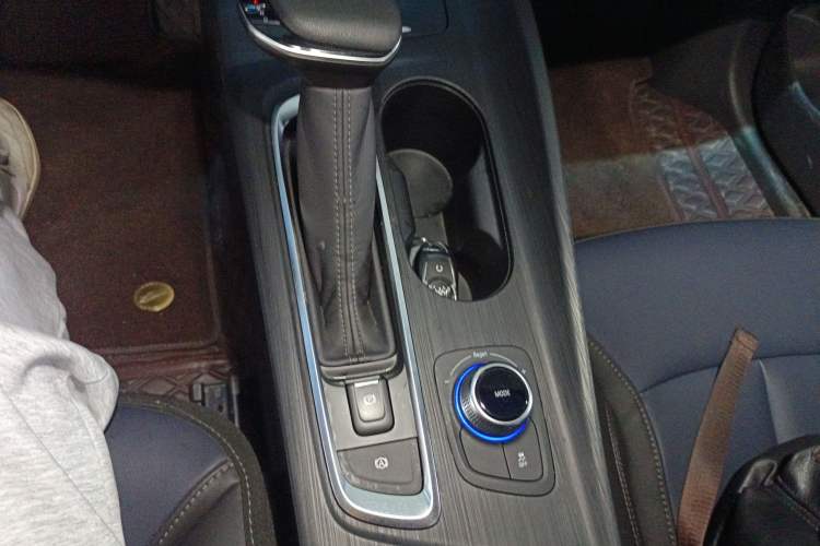 Used Buick Velite 6 2023 Revised Version 430 km Range – Commuter Edition Gear Lever