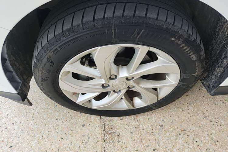 Used Buick Velite 6 2023 Revised Version 430 km Range – Commuter Edition Left Front Wheel Hub