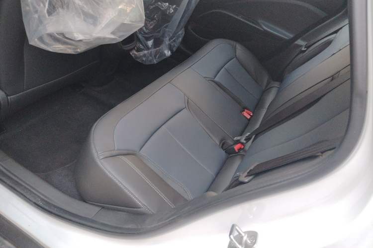 Used Buick Velite 6 2023 Revised Version 430 km Range – Commuter Edition Left Rear Seat