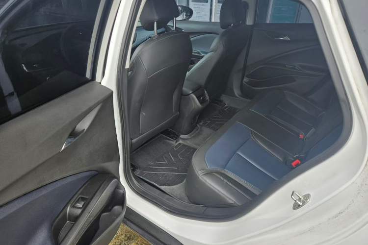 Used Buick Velite 6 2023 Revised Version 430 km Range – Commuter Edition Left Rear Seat