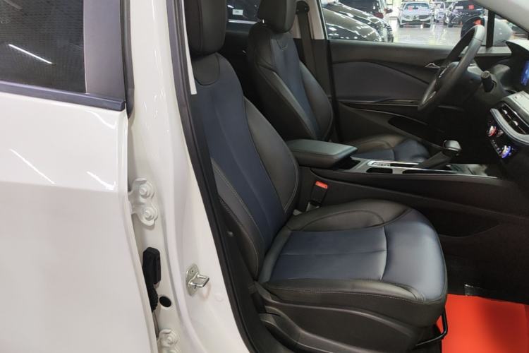 Used Buick Velite 6 2023 Revised Version 430 km Range – Commuter Edition Right Front Seat