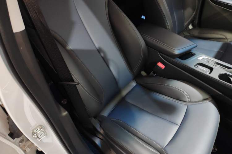 Used Buick Velite 6 2023 Revised Version 430 km Range – Commuter Edition Right Front Seat
